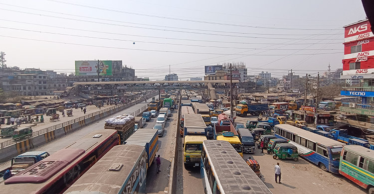 ছয় ঘণ্টায়ও কমেনি ঢাকা-চট্টগ্রাম মহাসড়কে যানজট