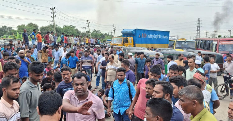 Severe gridlock on Dhaka-Tangail highway as autorickshaw drivers put blockade