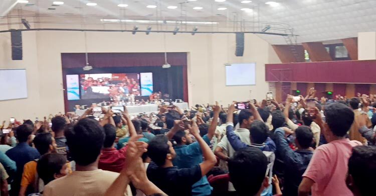 মহিলা বিষয়ক সম্পাদক পদে জয়ের পর ‘হিজাব’ স্লোগান