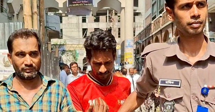 চাপাতি ঠেকিয়ে দুই নারীর মালামাল ছিনিয়ে নেওয়া দুই আসামি রিমান্ডে