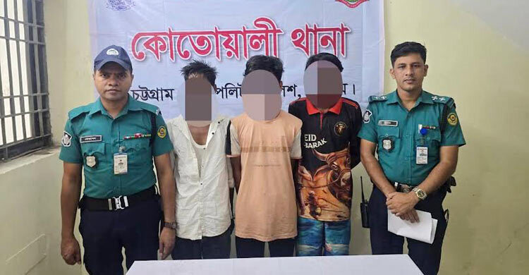 যাত্রীবেশে চালককে কুপিয়ে অটোরিকশা ছিনতাইয়ের চেষ্টা, গ্রেফতার ৩