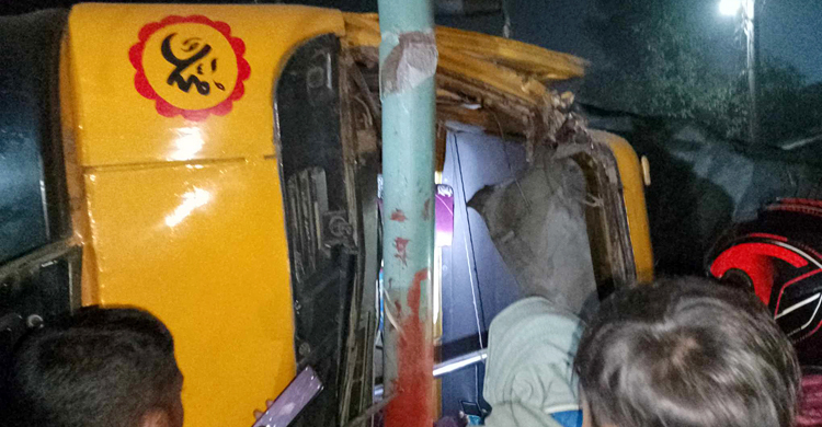 কুয়াশায় ট্রাক উল্টে প্রাণ গেলো চালকের