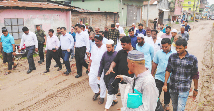 হিলি দিয়ে পণ্য রপ্তানি বন্ধের হুঁশিয়ারি, বেহাল সড়ক পরিদর্শনে ডিসি