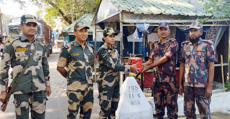 হিলি সীমান্তে বিজিবিকে ৬ প্যাকেট মিষ্টি দিলো বিএসএফ