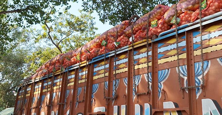 হিলিতে ৩০ টন পেঁয়াজ আমদানি করে বিপাকে ব্যবসায়ী