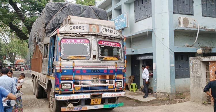 ছুটি শেষে হিলি স্থলবন্দরে আমদানি-রপ্তানি শুরু