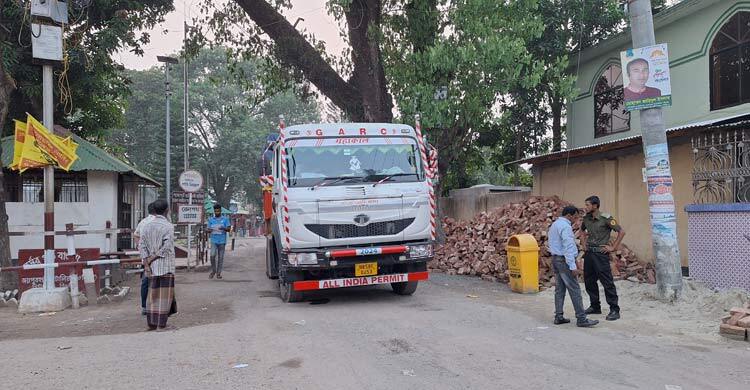 গণঅভ্যুত্থান দিবস উপলক্ষে মঙ্গলবার হিলিতে আমদানি-রপ্তানি বন্ধ