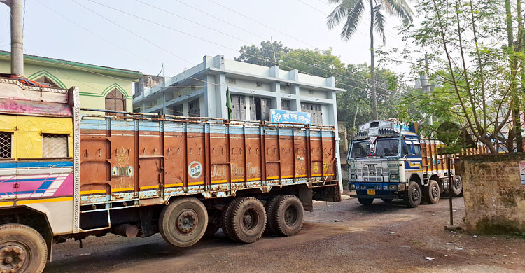 বন্ধের ৪ মাস পর হিলি বন্দর দিয়ে এলো চাল