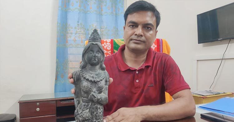 ডাস্টবিনের পাশে পড়ে ছিল কষ্টিপাথরের মূর্তি