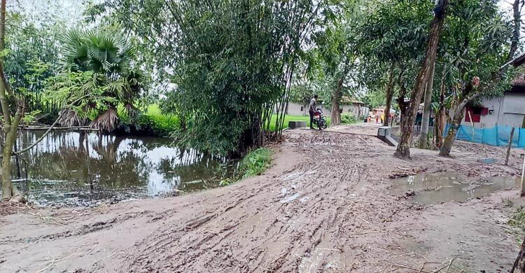 এক কিলোমিটার কাঁচা রাস্তায় ভুগছে অর্ধলাখ মানুষ