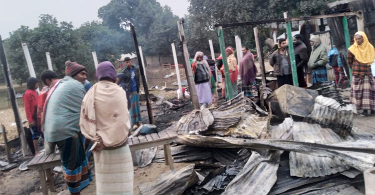 মুদির দোকানে পেট্রোল, গভীর রাতে পুড়লো পাঁচ দোকান