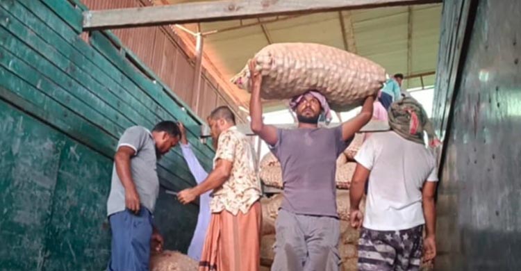 হিলিতে ১০ টাকা পর্যন্ত বেড়েছে পেঁয়াজের দাম