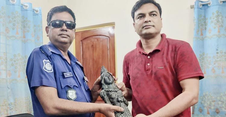 ডাস্টবিনের পাশে পড়ে ছিল কষ্টিপাথরের মূর্তি