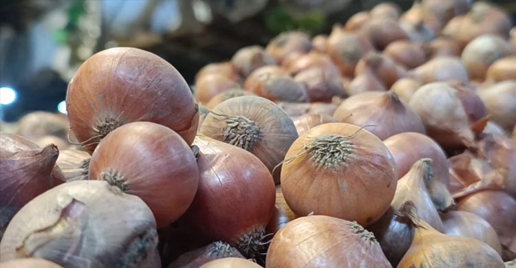 হিলিতে বেড়েছে আলু-পেঁয়াজ-ডিমের দাম