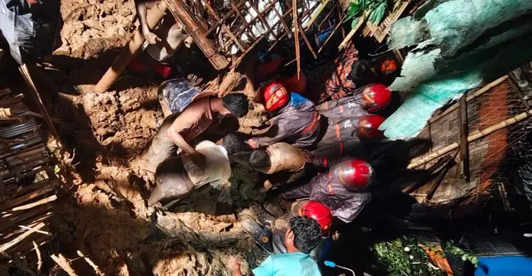রোহিঙ্গা ক্যাম্পে পাহাড় ধসে নিহত বেড়ে ৮