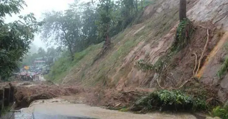 ৬ বিভাগে অতি ভারী বৃষ্টির আভাস, পাহাড়ে ভূমিধসের শঙ্কা