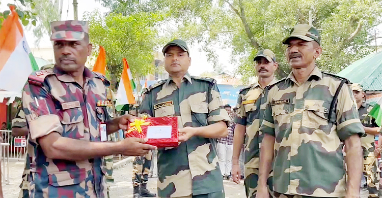 ভারতের স্বাধীনতা দিবসে হিলিতে বিজিবি-বিএসএফের মিষ্টি বিনিময়