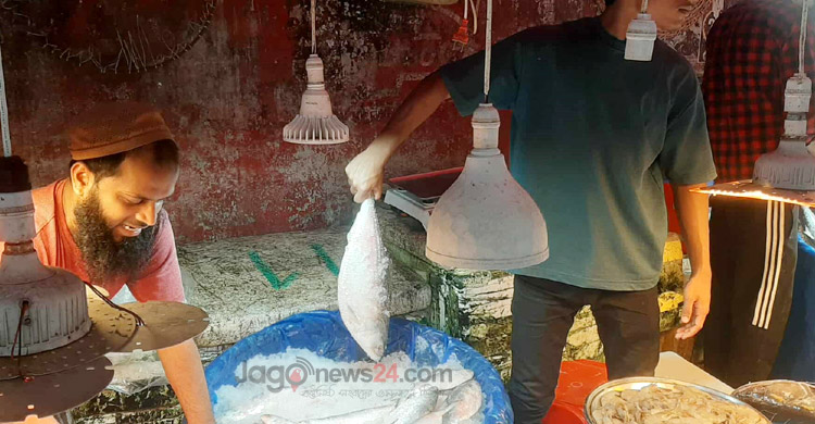 ইলিশের দামে ক্রেতার মুখ বেজার