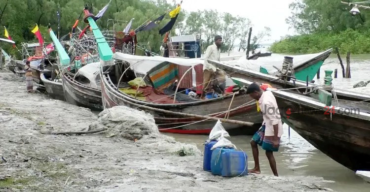 ধরপাকড় চললেও বন্ধ নেই ইলিশ শিকার