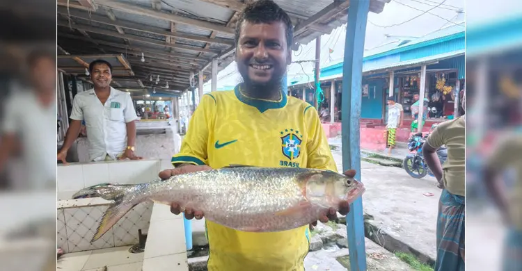 ৯ হাজার টাকায় রাজা ইলিশ কিনলেন ব্রাজিল সমর্থক