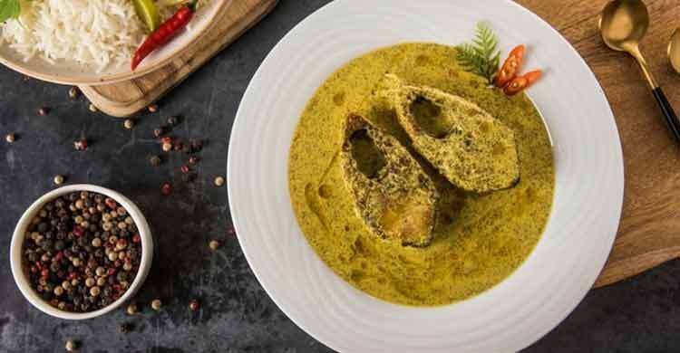 ছুটির দিনে ঘরোয়া আয়োজনে ভাপা ইলিশ