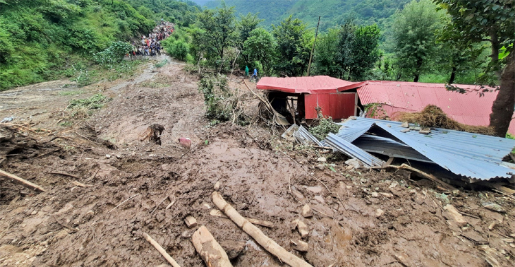 হিমাচল প্রদেশে ভূমিধসে বাস চাপা পড়ে নিহত ১৫