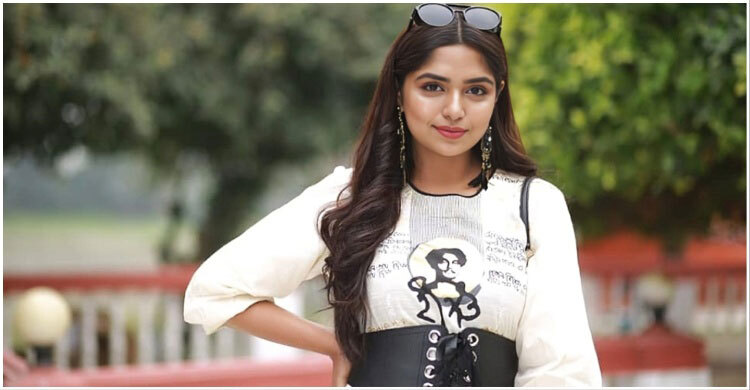 ২১০ ফুট উঁচু থেকে লাফ দিলেন অভিনেত্রী হিমি