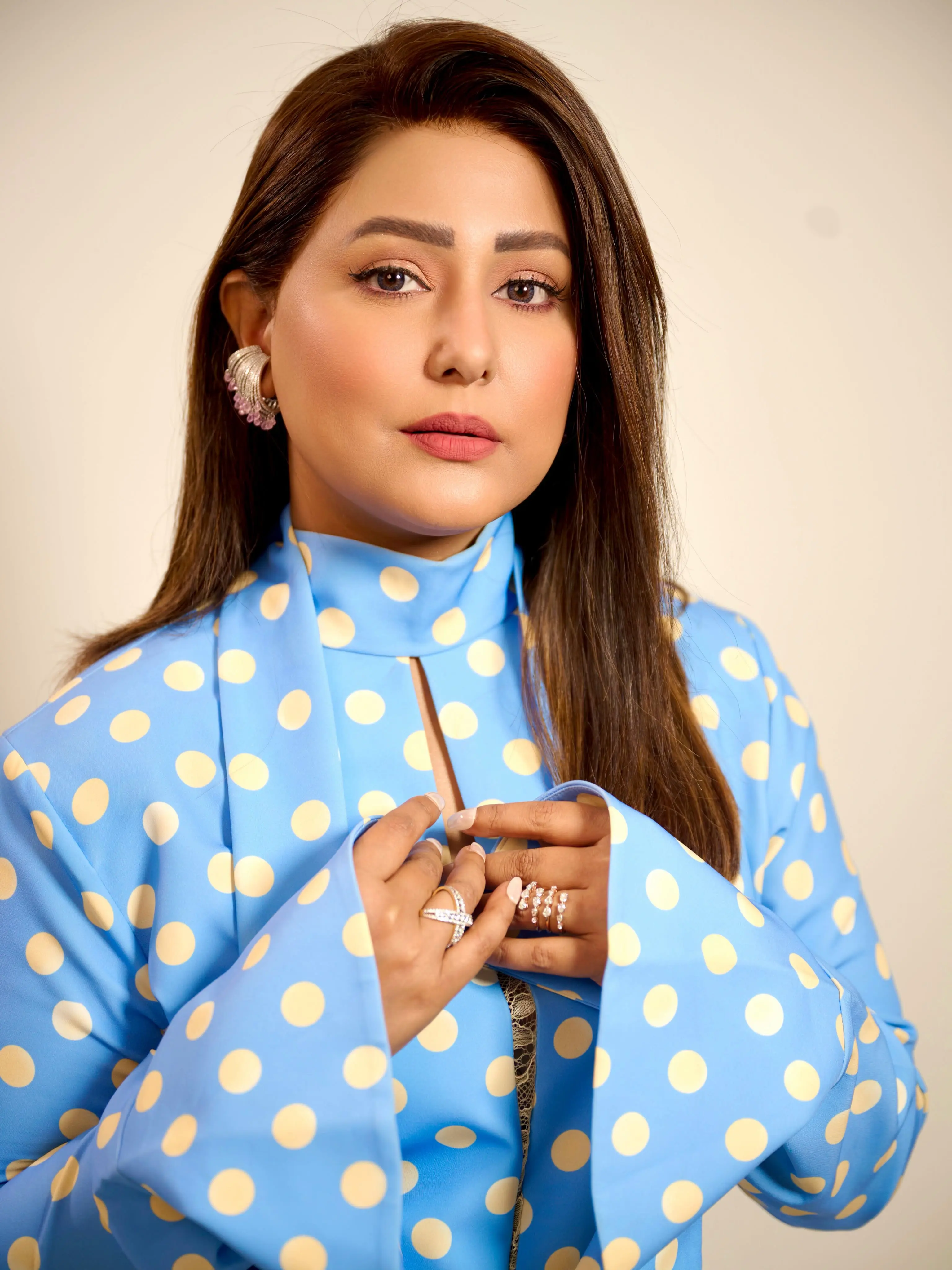 Put On Weight, Lost Hair Hina Khan Credits Spirituality For Helping Her Cope With Chemotherapy EffectsHina Khan revealed that during her fight against cancer, she gained weight, saw her body change, watched her hair fall out, including her eyelashes. Yet, amid those difficult days, spirituality helped her stay grounded