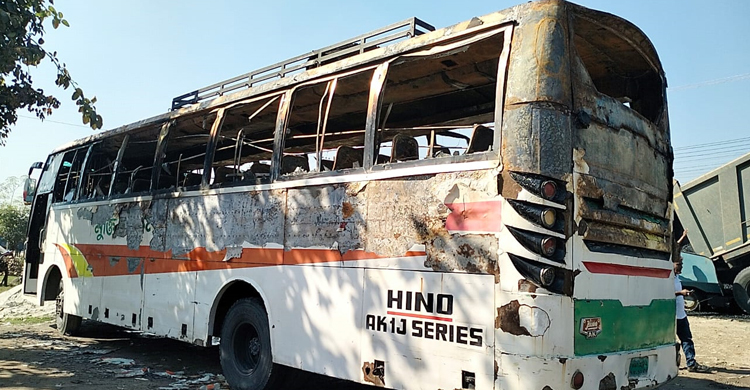 নাটোরে মধ্যরাতে পার্কিংয়ে থাকা বাসে আগুন