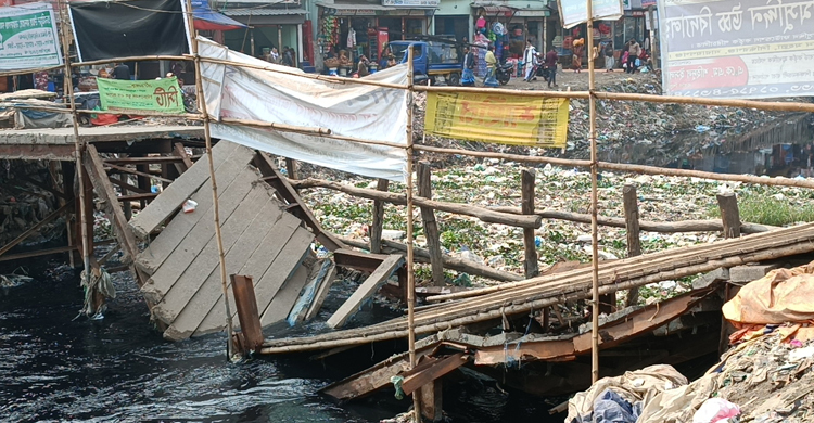 বিকল্প পথ না থাকায় হাজারো মানুষের দুর্ভোগ চরমে