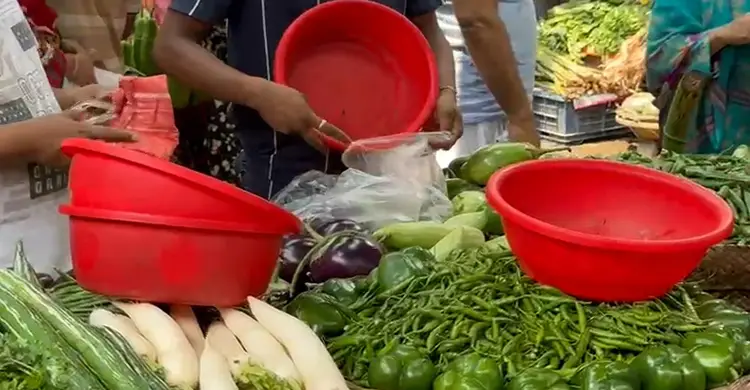 ছুটির দিনে সবজির বাজারে ভিড়, আমদানি সংকটে বাড়তি দাম পণ্যের