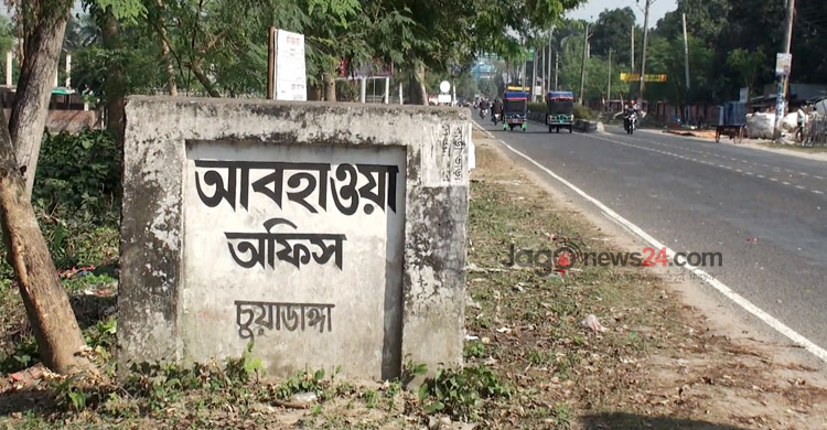 চুয়াডাঙ্গায় তাপমাত্রা বেড়ে ৪১ ডিগ্রি, গরমে গলে যাচ্ছে সড়কের পিচ