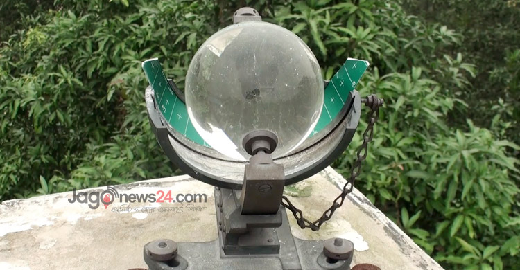 চুয়াডাঙ্গায় তাপমাত্রা বেড়ে ৪১ ডিগ্রি, গরমে গলে যাচ্ছে সড়কের পিচ