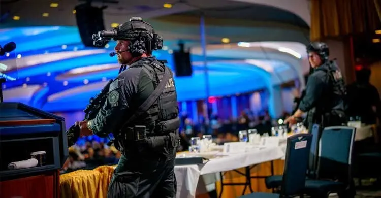 হোটেলের বাইরে গুলি, বন্দুকধারী ট্রাম্পের এত কাছে গেলেন কীভাবে?