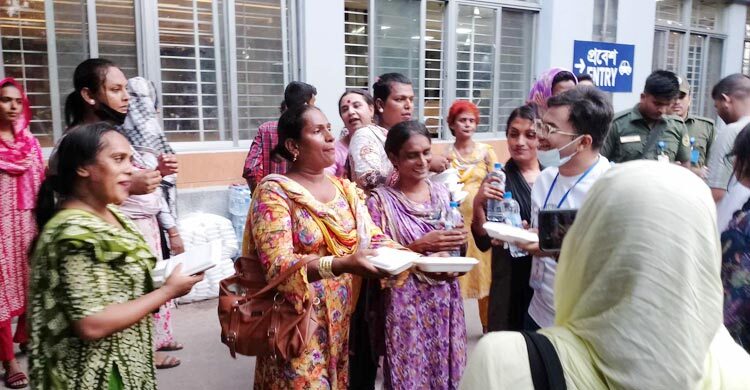 খাবার নিয়ে স্বেচ্ছাসেবকদের পাশে তৃতীয় লিঙ্গের লোকজন
