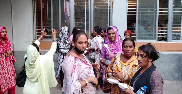 খাবার নিয়ে স্বেচ্ছাসেবকদের পাশে তৃতীয় লিঙ্গের লোকজন