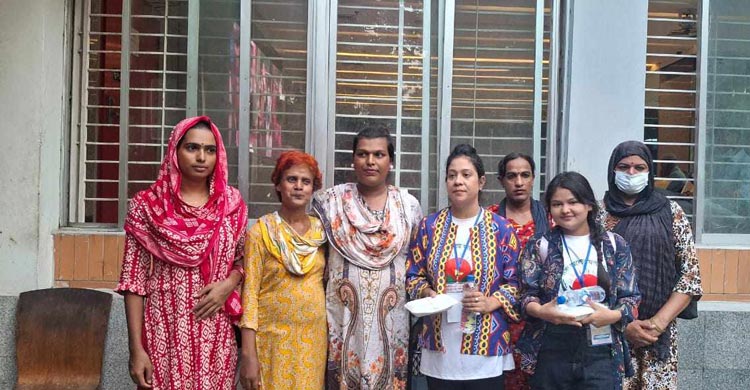 খাবার নিয়ে স্বেচ্ছাসেবকদের পাশে তৃতীয় লিঙ্গের লোকজন