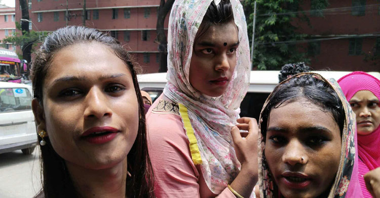 রক্ত দিতে বার্ন ইনস্টিটিউটে ছুটে এলেন তৃতীয় লিঙ্গের শতাধিক মানুষ