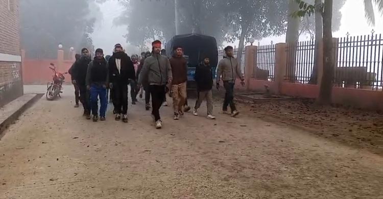 আদালতে নেওয়া হয়েছে মাহাদীকে, সেখানেও নেতাকর্মীদের বিক্ষোভ