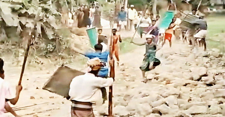 খুঁটিতে গরু বাঁধা নিয়ে দুপক্ষের সংঘর্ষ, আহত ৩০