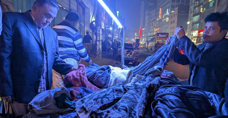 ফুটপাতে শীতের কাপড়ের বিক্রি বেশি, দামও চড়া