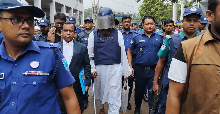 ক্র্যাচে ভর দিয়ে আদালতে মামুনুল হক