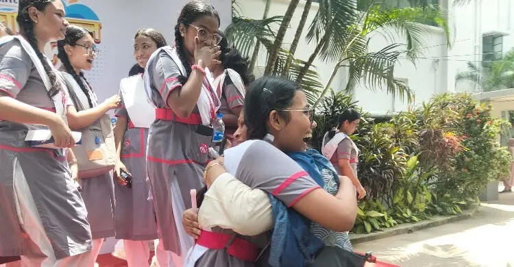 হলি ক্রসে আনন্দের বন্যা