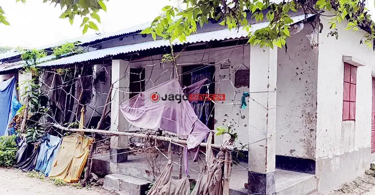 নিরাপত্তাহীনতায় আশ্রয়ণ প্রকল্পে বাস করা দায়