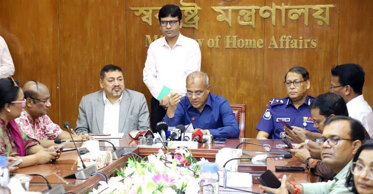 চেয়ারে বসার পর বন্ধু-বান্ধব, আত্মীয়-স্বজন গজিয়েছে