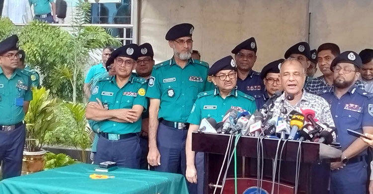 পুলিশের ওপর হামলা প্রতিহত করতে জনগণই যথেষ্ট: স্বরাষ্ট্র উপদেষ্টা