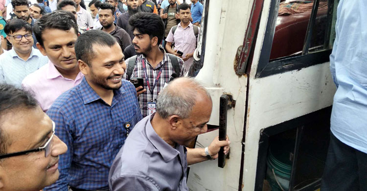 মহাখালী বাস টার্মিনাল পরিদর্শনে স্বরাষ্ট্র উপদেষ্টা