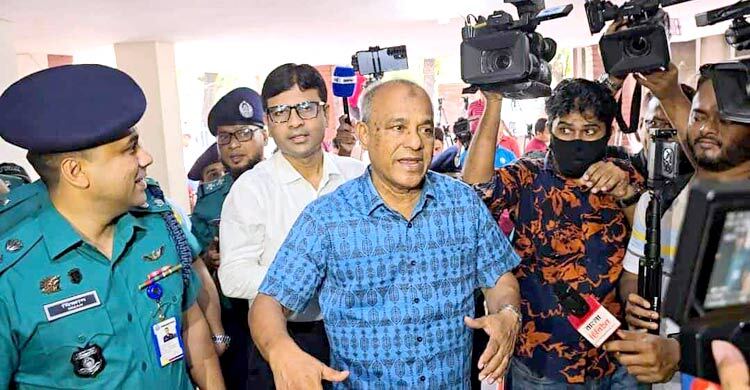 মোহাম্মদপুর থানা পরিদর্শনে স্বরাষ্ট্র উপদেষ্টা