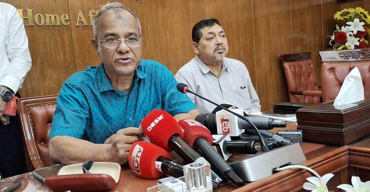 আমার ছেলে-মেয়ে সবাই দেশে, আমি একা গিয়ে কী করবো