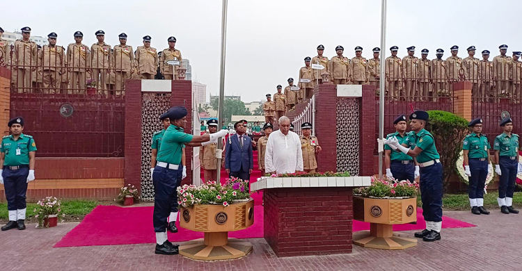 রাজারবাগ শহীদ স্মৃতিসৌধে স্বরাষ্ট্রমন্ত্রী ও আইজিপির শ্রদ্ধা